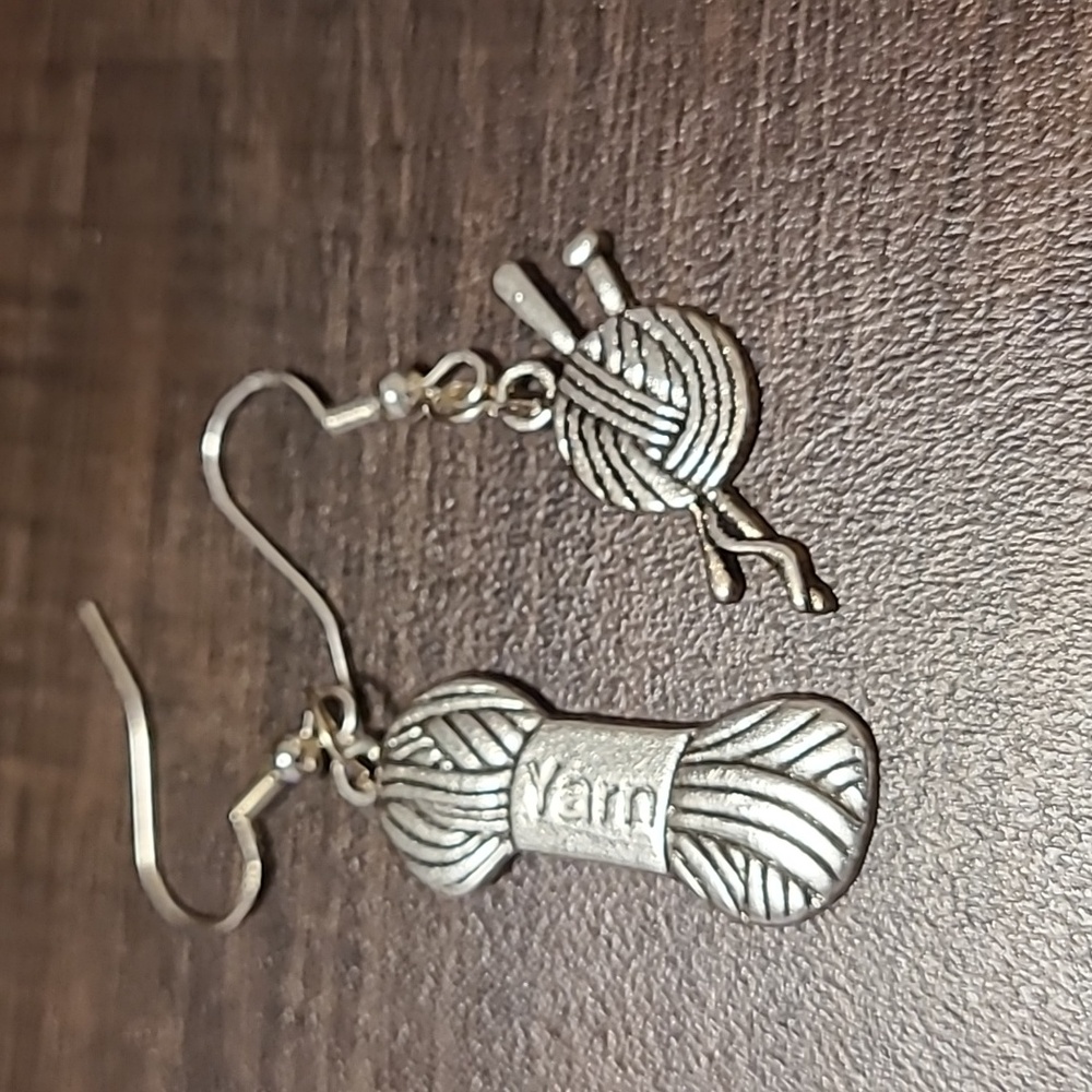 Handmade Knitting Theme Dangle Drop Earrings Ladies Silver Tone NWOT Casual Fun - Picture 4 of 5